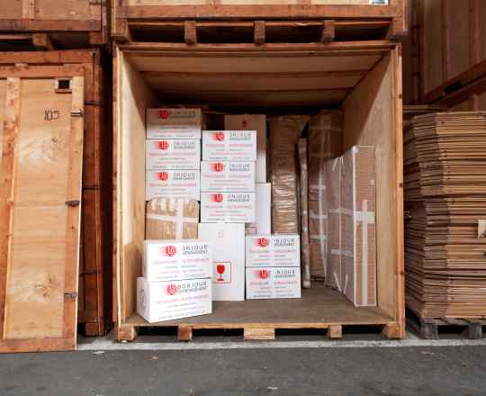 A l'intérieur d'un box de stockage en garde-meubles